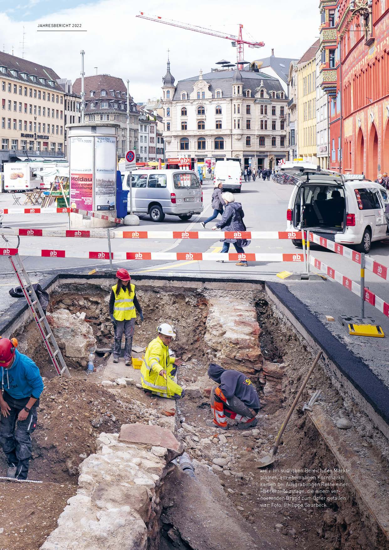 Ausgrabungstätigkeiten auf der Baustelle auf dem Marktplatz, bei der ein mittelalterlicher Keller zum Vorschein kam